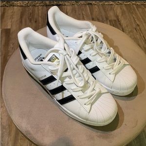 Like New Adidas Superstar Kids 5 (Big Boy)
Fits Women's Size 7